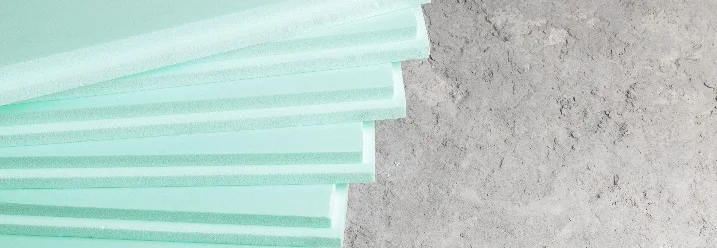 Stapel grüne Dämmplatten